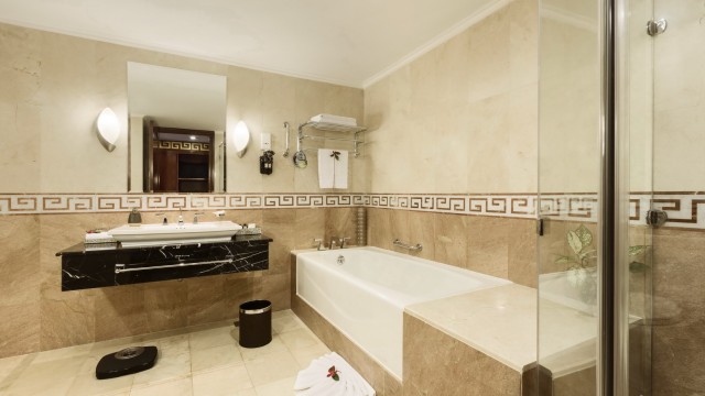 Exec Governor Suite Bathroom