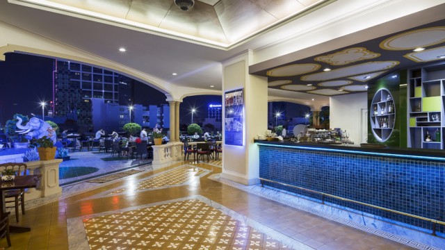 Rooftop Garden Bar (2)